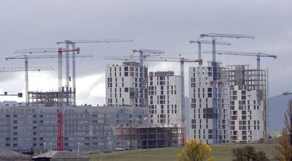 Varios edificios de viviendas en construcci&oacute;n.