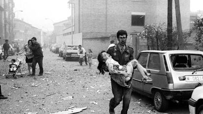 Un guardia civil lleva en brazos a una niña a la que le falta un pie, en el atentado contra la casa cuartel de la Guardia Civil en Vic (Barcelona), el 29 de mayo de 1991.
