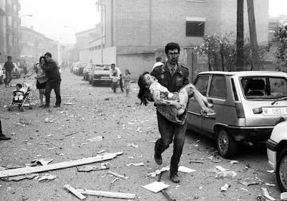 Un guardia civil lleva en brazos a una niña a la que le falta un pie, en el atentado contra la casa cuartel de la Guardia Civil en Vic (Barcelona), el 29 de mayo de 1991.