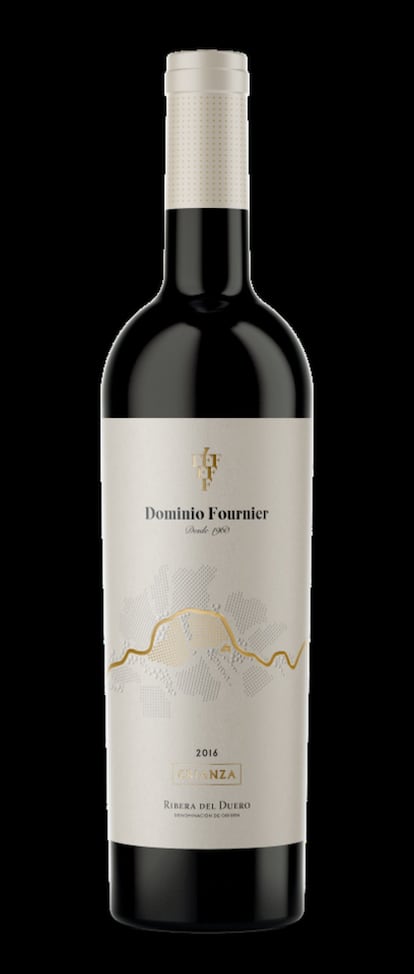 Nueva aventura. González Byass desembarca en el corazón de Ribera del Duero con Dominio Fournier, una pequeña bodega, con 50 hectáreas de viñedo de tinta del país, ubicada en Berlangas de Roa (Burgos). Y lo hace con Dominio Fournier Crianza 2016, elaborado con uvas seleccionadas y vendimiadas manualmente, que permanece cerca de 14 meses en barricas de roble francés y americano, que permite aflorar los aromas terciarios resultado de su crianza. En boca es fresco, untuoso y elegante, con persistencia. Es un vino armonioso y equilibrado. Precio: 20,95 euros.