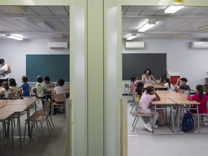 Alumnos de primaria de la escuela Maria Miret, en L'Hospitalet de Llobregat, Barcelona.