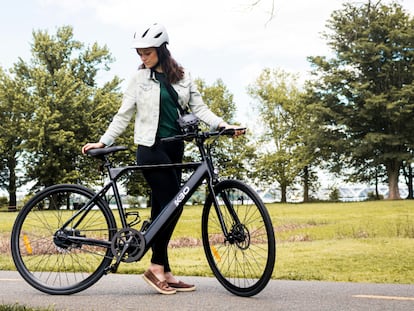 Artículo de EL PAÍS Escaparate que describe los productos necesarios para convertir una bicicleta normal en un modelo eléctrico.