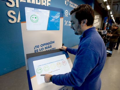 Un cliente rellena una encuesta de satisfacción en una tienda.