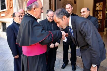 El presidente de la Generalitat Valenciana Francisco Camps saluda al arzobispo de Valencia, Carlos Osoro.