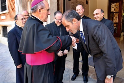 El presidente de la Generalitat Valenciana Francisco Camps saluda al arzobispo de Valencia, Carlos Osoro.