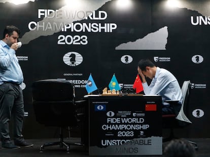 Liren Ding, emocionado tras vencer a Ian Niepómniashi después de ganar el Mundial de Ajedrez, en Astaná este domingo.
