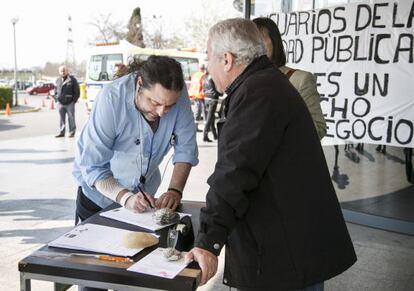 Recogida de firmas para la defensa de la sanidad p&uacute;blica frente al hospital de Bellvitge.