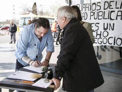 Recogida de firmas para la defensa de la sanidad p&uacute;blica frente al hospital de Bellvitge.