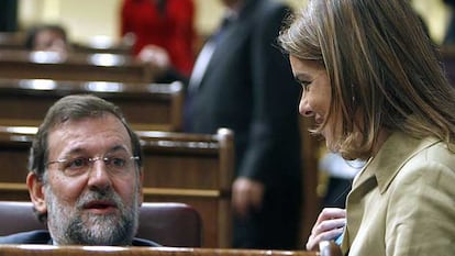 Mariano Rajoy conversa en el Congreso, el pasado martes, con su nueva portavoz en la Cámara, Soraya Sáenz de Santamaría.