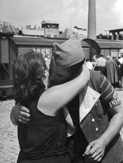 Un miliciano del POUM (Partido Obrero Unificado Marxista) se despide de su novia en Barcelona en julio de 1936.