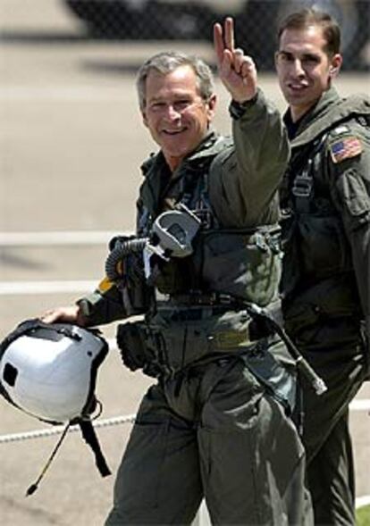 Bush a su llegada al portaviones <i>Abraham Lincoln</i> vestido de piloto.