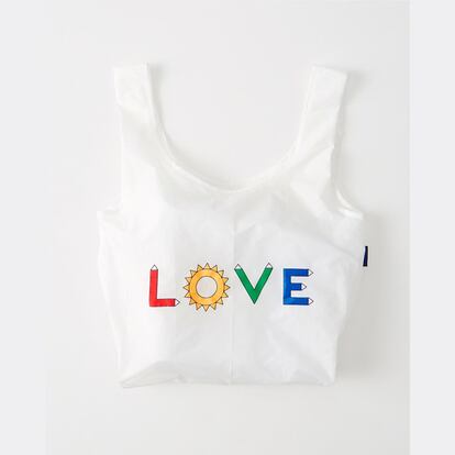 ¿Se puede decir más claro? 'Made for Love' es la colección limitada de Abercrombie con Trevor Project, una organización estadounidense que lucha por la integración de jóvenes gays, lesbianas, bisexuales y transgénero. Su colección está cargada de mensajes optimistas como el impreso en esta 'tote bag'.