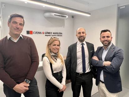 De izquierda a derecha: Iván Espuela, hasta ahora socio de Espuela Asesores, y Gemma Cuena, Antonio Rodríguez y José Luis Cuena, socios de Cuena & Gómez Aguilera Abogados