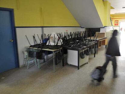 El mobiliario se apila en los pasillos del Ciudad de Valencia mientras se limpian las aulas.
