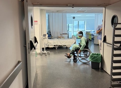 Dos pacientes extranjeros atrapados en Urgencias. “Esta es la prioridad nacional aplicada a un hospital”