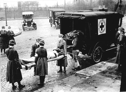 Miembros de la Cruz Roja llevan a un enfermo de gripe española, en Saint Louis, Missouri (EE UU), en octubre de 1918.