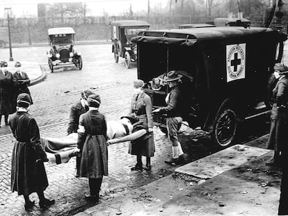 Miembros de la Cruz Roja llevan a un enfermo de gripe española, en Saint Louis, Missouri (EE UU), en octubre de 1918.