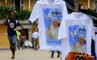 Vista de camisetas con la imagen del papa Francisco a la venta en Cartagena (Colombia).