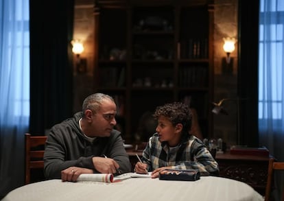 Mohamed Shahin (izquierda), en un momento de la serie egipcia 'Lam Shamseya' (La L silenciosa).