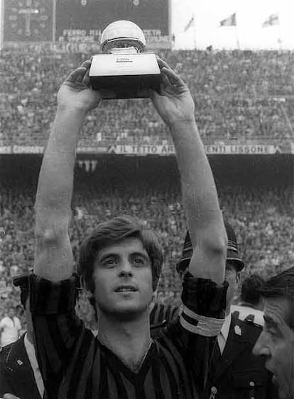 Gianni Rivera levanta el Balón de Oro que ganó en 1969.