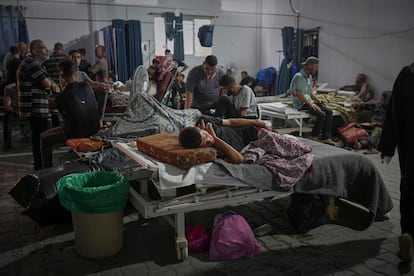 El interior de un almacén construido en el patio del Hospital Shifa, abarrotado de pacientes el pasado 6 de julio, en Gaza.