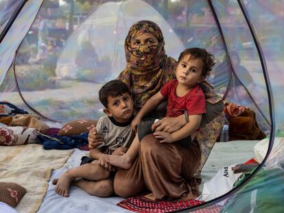 Una familia desplazada de su hogar por el avance de las fuerzas talibanes el pasado 12 de agosto en Kabul, la capital afgana.