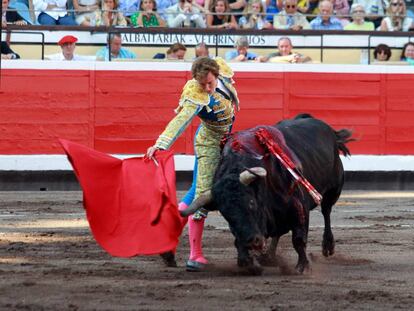 Román, en un derechazo al primer toro de la tarde.