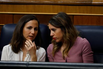 Las ministras Ione Belarra e Irene Montero charlan durante la moción de censura presentada por Vox. 