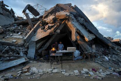 Un hombre vende pan bajo los escombros de su panadera, destruida por la ofensiva area y terrestre israel en Yabalia, la franja de Gaza, este mircoles.