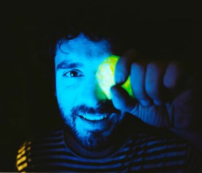 El Petit de Cal Eril, jugant amb un llum. / roman yñan