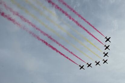 En el desfile aéreo participaron 76 aeronaves (entre cazas, aviones de transporte y helicópteros). Como es tradicional, la Patrulla Acrobática Águila (que perdió a uno de sus pilotos más veteranos, el comandante Francisco Marín, en un accidente en La Manga del Mar Menor el pasado 26 de agosto) dibujó en el cielo los colores de la bandera de España. En la imagen, la Patrulla Águila surca el cielo al inicio del desfile, tras el izado de la bandera nacional.