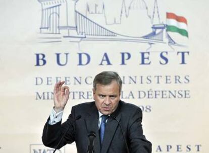 El secretario general de la OTAN, Jaap de Hoop Scheffer, durante la rueda de prensa tras la reunión de la OTAN en Budapest.