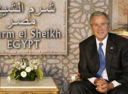 George W. Bush posa en la inauguración del Foro Económico Mundial en Sharm el Sheij.