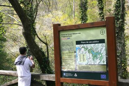 Panel de informaci&oacute;n en una de las zonas del Eume que no se han visto afectadas por el fuego. 