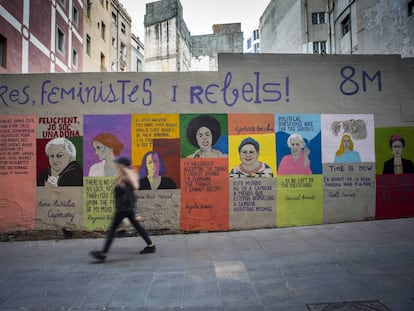 Un mural sobre el 8-M al carrer Bòria de Barcelona.