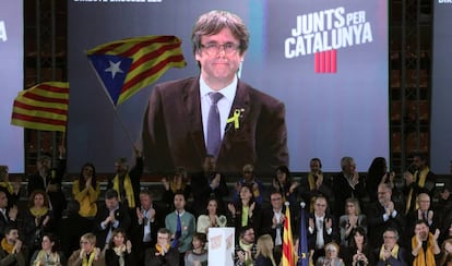 Carles Puigdemont interviene desde Bruselas en un acto de campa&ntilde;a de Junts per Catalunya en Barcelona.