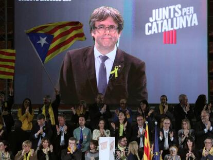 Carles Puigdemont interviene desde Bruselas en un acto de campa&ntilde;a de Junts per Catalunya en Barcelona.