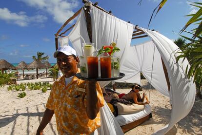 Playa Maroma es una de las mejores de la Riviera Maya (México), arena blanca y fina, agua transparente y cálida. En hoteles como el Secrets hay instalaciones para sus clientes como estas camas con dosel para evitar miradas indiscretas y donde practicar el “dolce far niente” mientras disfrutamos de unas margaritas. www.secretsresorts.com/maroma-beach-riviera-cancun