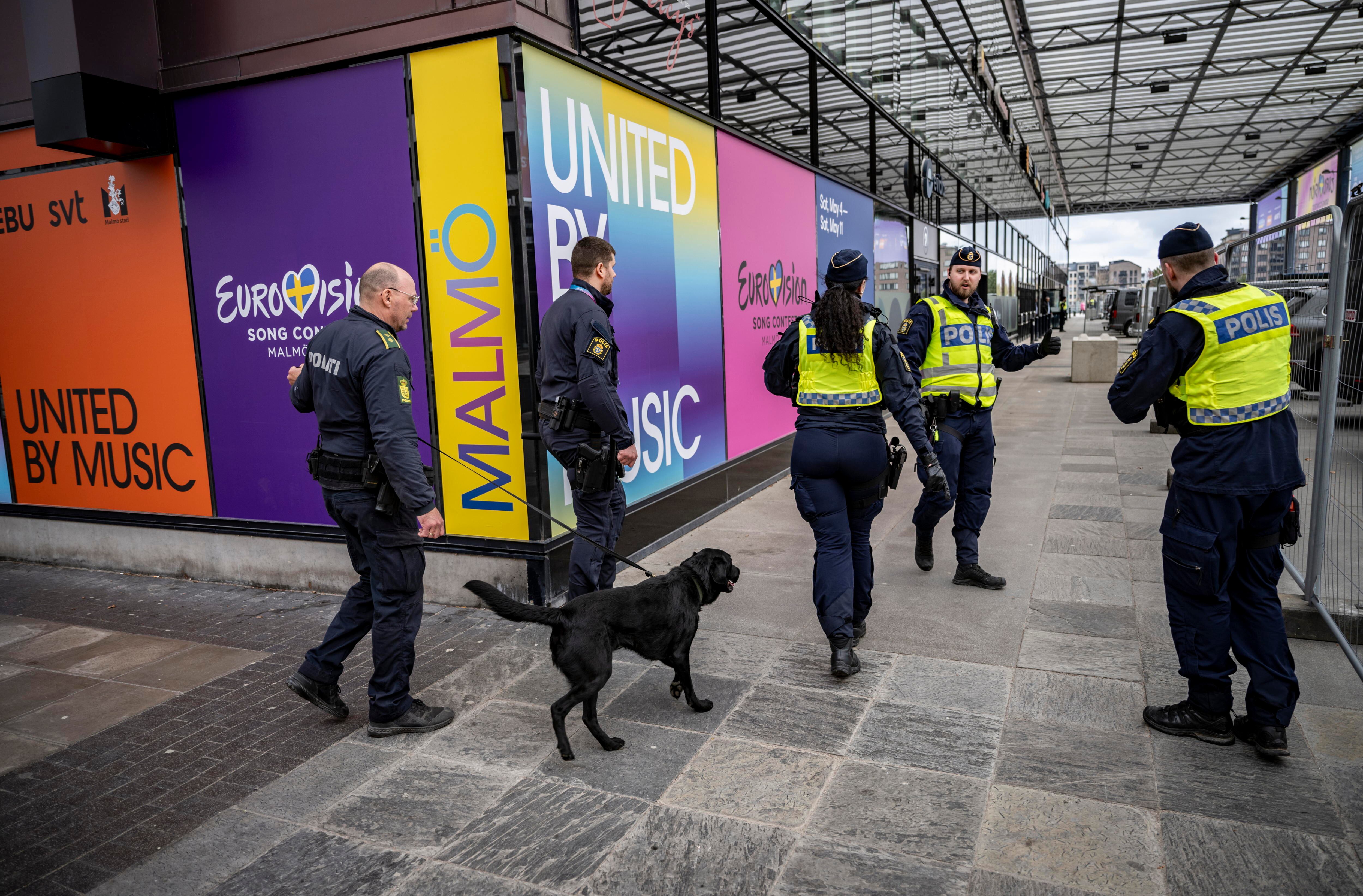 Policías en torno al Malmö Arena, el 26 de abril. También pasaron por hoteles de la ciudad como parte del protocolo de seguridad de Eurovisión 2024.