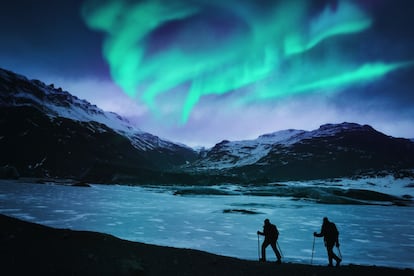 La aurora boreal es, para muchos, la luz más hermosa que existe. Y estos velos verdes y azules (e incluso rosados) del cielo nocturno han dado lugar a muchas leyendas. Los vikingos, por ejemplo, creían que eran el puente por el que los guerreros caídos llegaban al Valhalla (una especie de paraíso en el que vivían los dioses y donde Odín esperaba para dar una bienvenida), aunque a veces los consideraban un mal presagio. Si uno se plantea ir en busca de auroras boreales por Islandia debe saber que la mejor época para verlas es de noviembre a febrero, y que mientras se ve el fenómeno dicen los lugareños que no se puede ni bailar ni cantar… so pena de ser llevado por los espíritus. <br></br> Más información: visiticeland.com