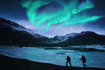 La aurora boreal es, para muchos, la luz más hermosa que existe. Y estos velos verdes y azules (e incluso rosados) del cielo nocturno han dado lugar a muchas leyendas. Los vikingos, por ejemplo, creían que eran el puente por el que los guerreros caídos llegaban al Valhalla (una especie de paraíso en el que vivían los dioses y donde Odín esperaba para dar una bienvenida), aunque a veces los consideraban un mal presagio. Si uno se plantea ir en busca de auroras boreales por Islandia debe saber que la mejor época para verlas es de noviembre a febrero, y que mientras se ve el fenómeno dicen los lugareños que no se puede ni bailar ni cantar… so pena de ser llevado por los espíritus. <br></br> Más información: visiticeland.com