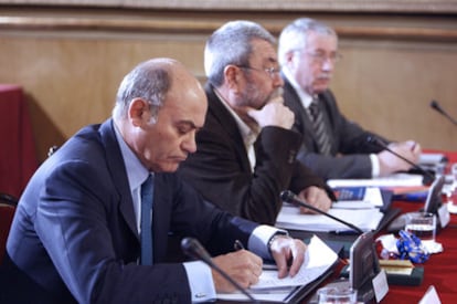 De izquierda a derecha, Díaz Ferrán, Méndez y Toxo, en la conferencia de presidentes autonómicos celebrada a finales de año.