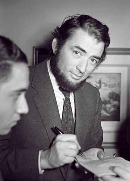 Imagen tomada al actor estadounidense Gregory Peck, durante una entrevista en Madrid, en un hotel de Madrid en 1954. Peck se había dejado esa barba para la película 'Moby Dick'.