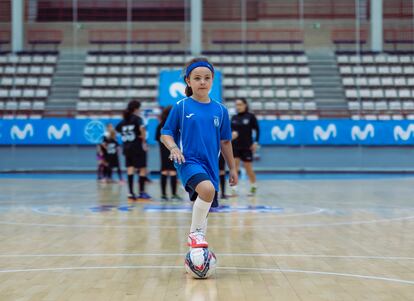 Candela, de 8 años, posa antes de su primer partido de fútbol sala, en Leganés (Madrid). EL PAÍS pasó el día con la joven en su estreno en la cancha. 