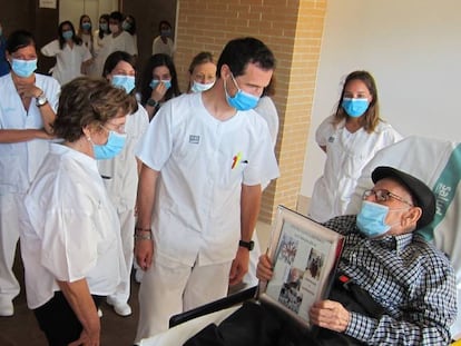 La consejera de Ciudadanía y Servicios Sociales, María Victoria Broto, despide al último paciente de Aragón ingresado en un centro COVID.
 