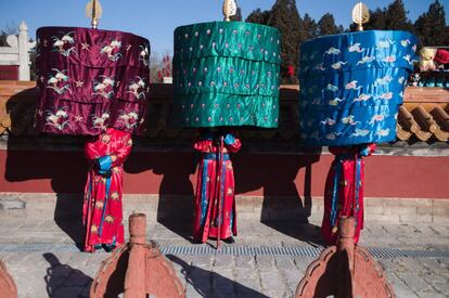 Varios actores vestidos como guardias imperiales participan en una recreación de índole religiosa en el Altar de la Tierra del parque Ditan de Pekín (China).