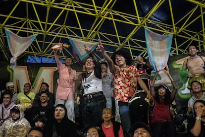 Intregrantes del colectivo de 'ballroom' Karnalas celebran durante la función en el Coliseo Morelos, el 9 de agosto.