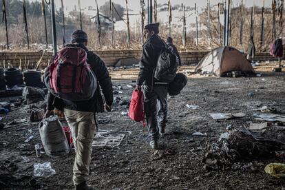 Muhammad junto a su hermano comienzan a caminar junto a la frontera croata. Quedaron bloqueados en Bosnia Herzegovina después de cruzar Irán, Turquía, Grecia, Albania, Montenegro desde Afganistán. Han intentado cuatro veces la travesía hacia Italia, lo que ellos llaman 'The Game'. Cada vez que lo intentaron fueron detenidos y violentamente devueltos a Bosnia. “La policía cuenta con cámaras infrarrojos y drones para rastrearnos”.