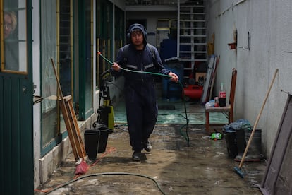 Un trabajador desasolva el patio de una casa de la colonia San Lorenzo, este martes en la alcaldía Iztapalapa.