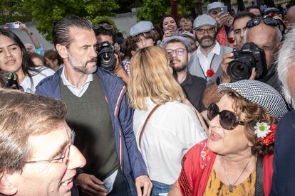 
Mercedes, hablando con el alcalde José Luis Martínez Almeida  frente a la Ermita del Santo en la feria de San Isidro. 
